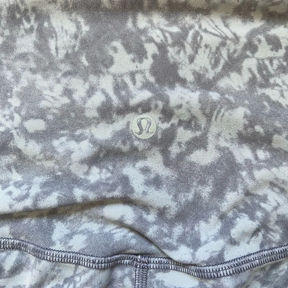 Lululemon Grey and White Patterned Crop Legging Size 8 - Picture 3 of 4